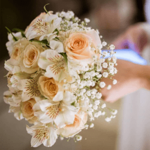 Ramo de novia con 12 rosas pastel y astromelias