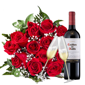 Ramo con 12 Rosas Importadas, 2 Copas y Vino Tinto